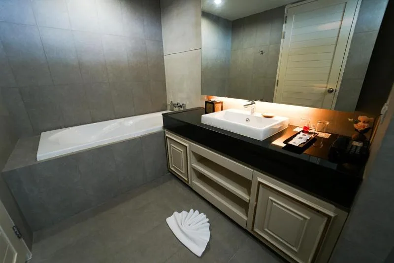 Serene Phla Resort and Restaurant in Rayong bathroom with soaking tub and vanity sink
