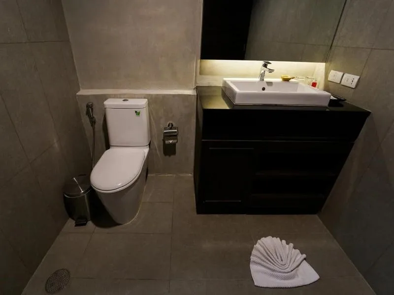 Serene Phla Resort and Restaurant in Rayong bathroom toilet and vanity area