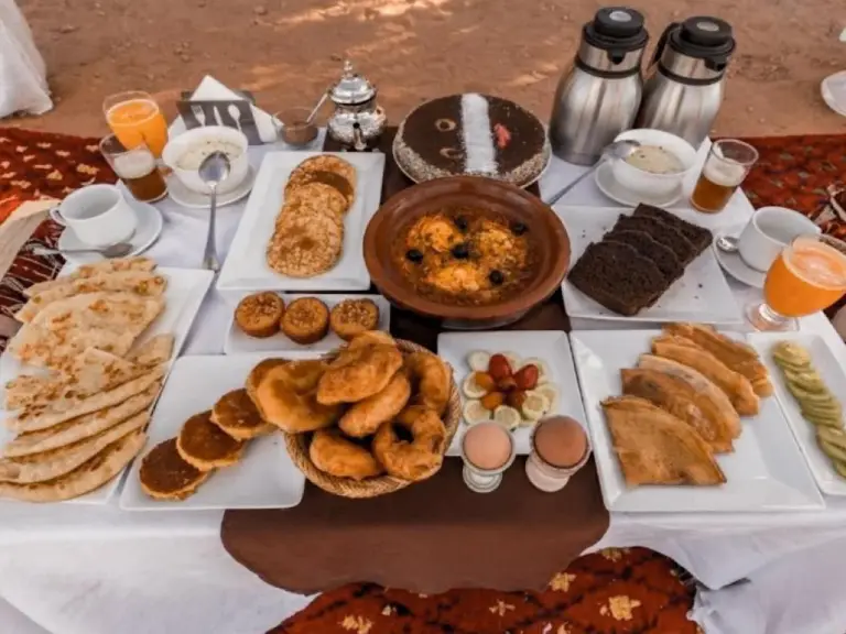 Marokkanisches Frühstücksangebot im Serenity Sky Luxury Camp in Merzouga
