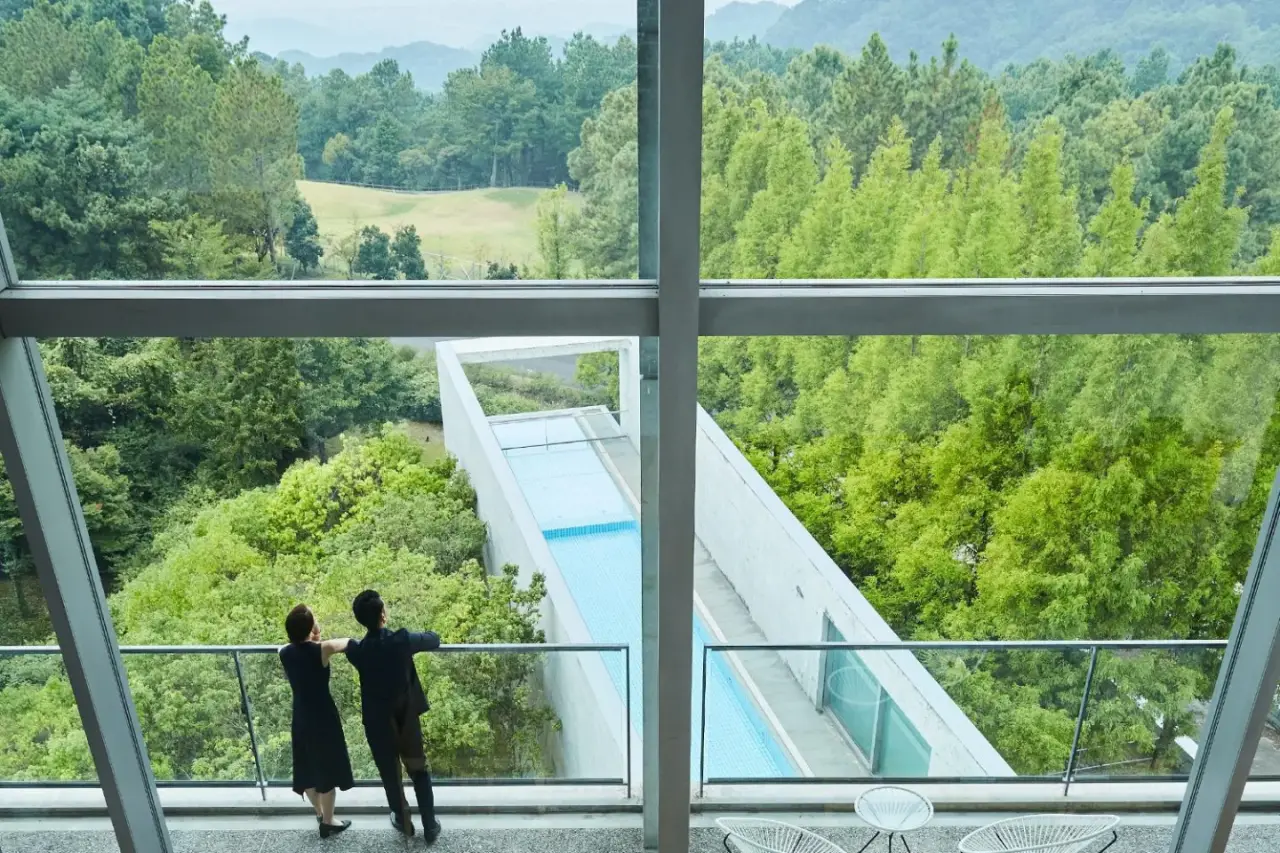Pareja disfrutando de una vista en Setouchi Retreat Aonagi, Matsuyama