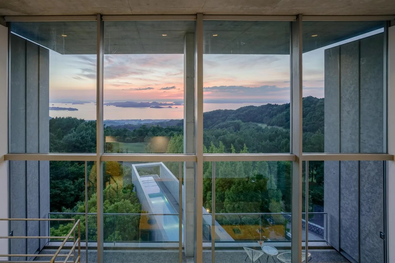 Vista de la ventana al atardecer desde Setouchi Retreat Aonagi, Matsuyama