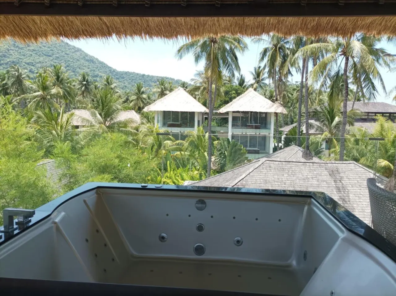 Vista de la bañera de hidromasaje en Seven Secrets by Hanging Gardens en Mataram