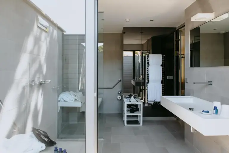 Sezz Saint-Tropez Geräumiges Badezimmer