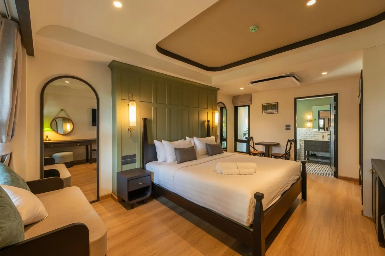 Intérieur de la chambre deluxe de l'Hôtel Shamrock Chiangmai - Adultes seulement