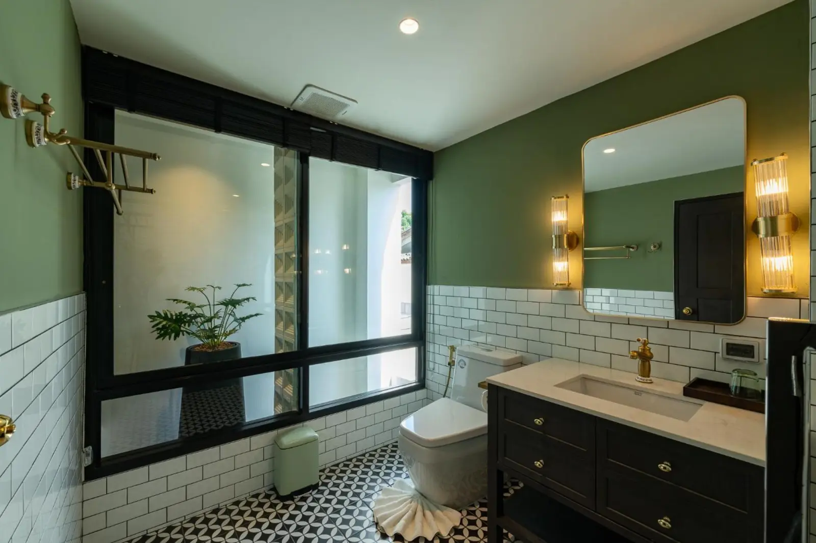 Salle de bain élégante au Shamrock Chiangmai Hotel-Adult Only