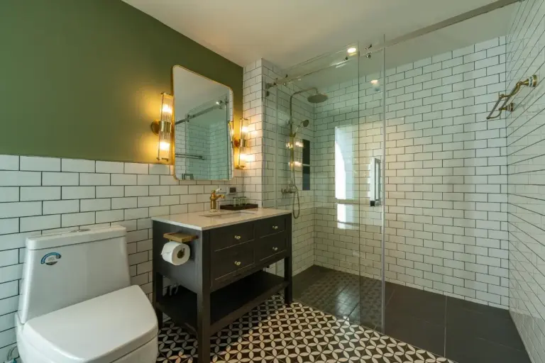 Salle de bain moderne du Shamrock Chiangmai Hotel-Adult Only