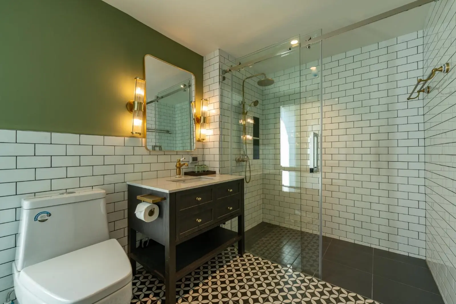 Salle de bain moderne du Shamrock Chiangmai Hotel-Adult Only