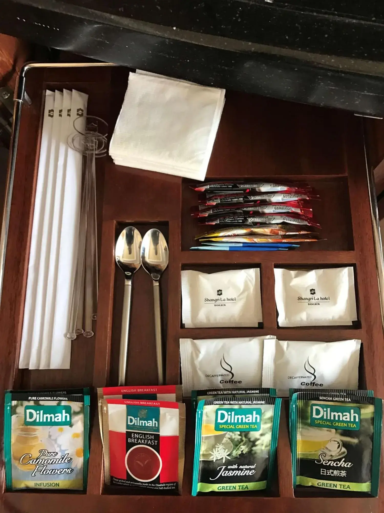 Tee- und Kaffee-Setup im Zimmer im Shangri-La Bangkok
