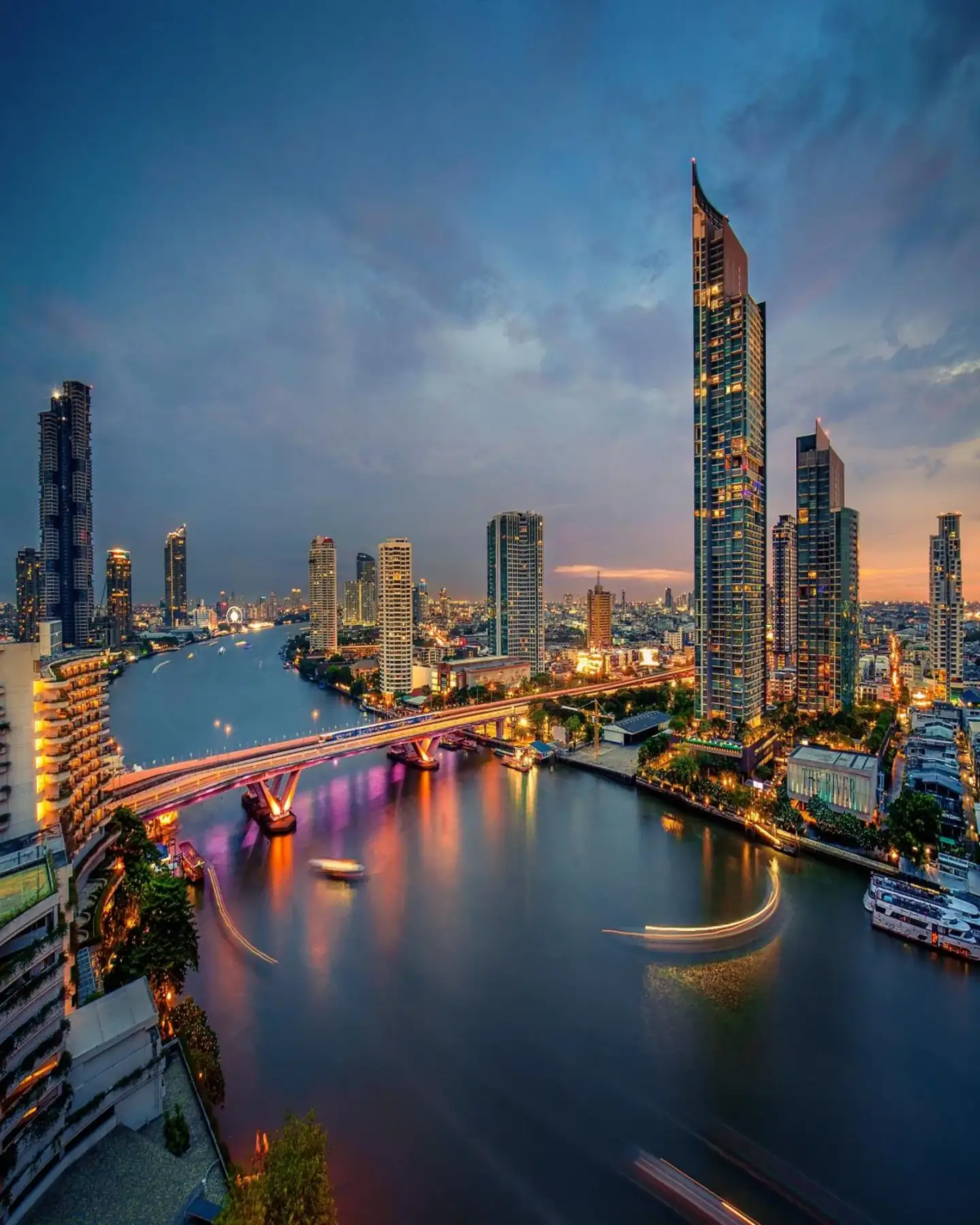 Schöner Blick auf die Skyline von Shangri-La Bangkok in der Abenddämmerung