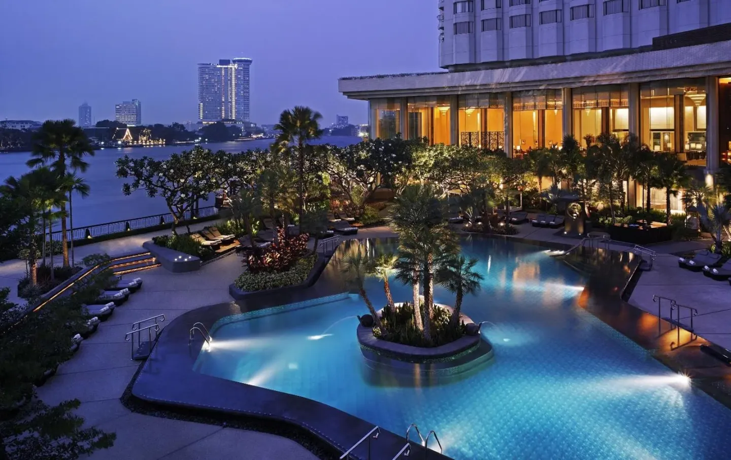 Entspannter Poolbereich im Shangri-La Bangkok bei Nacht