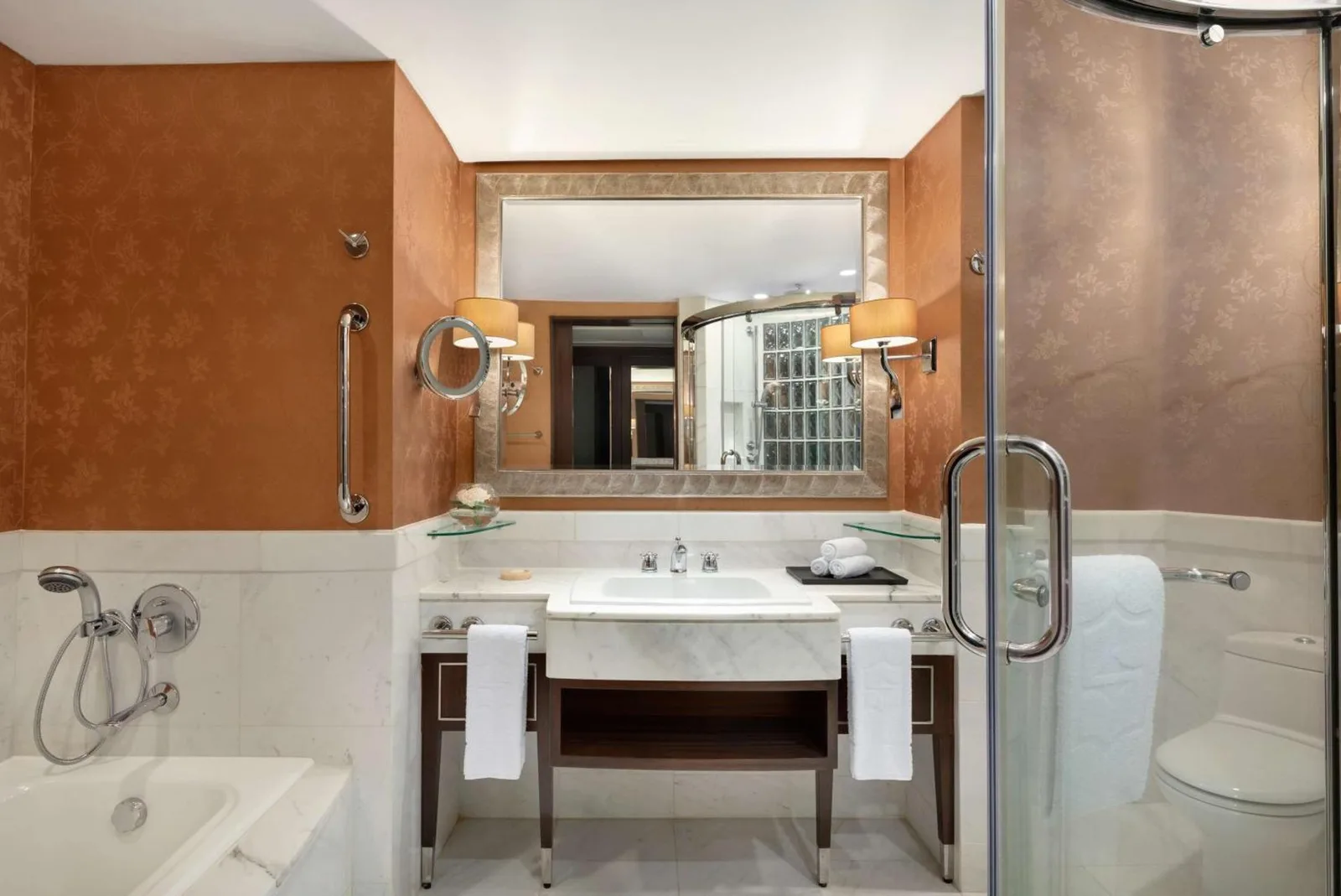 Schickes Badezimmerdesign im Shangri-La Bangkok