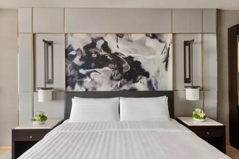 Gros plan sur la décoration du lit au Shangri-La Dubai