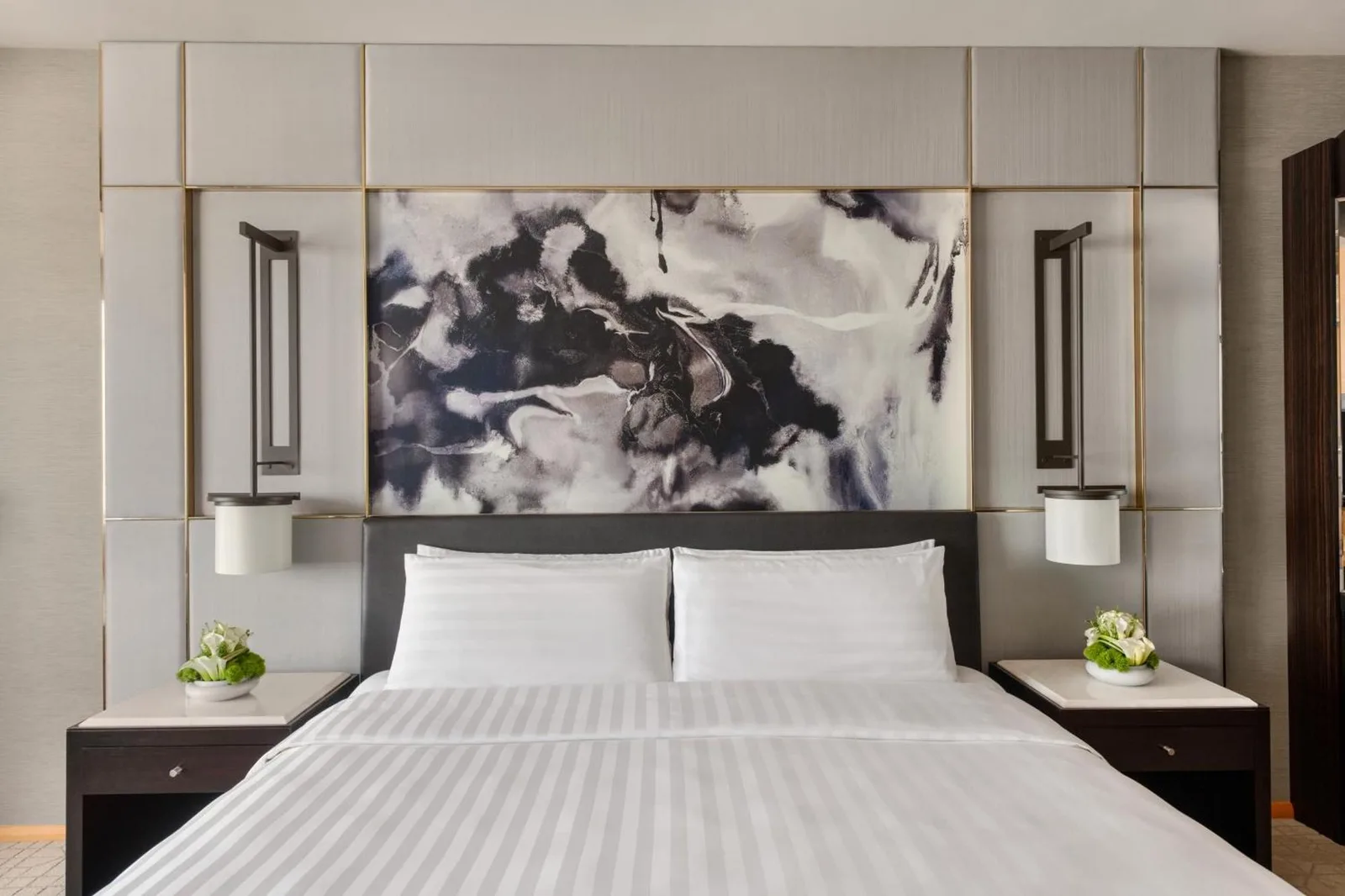 Gros plan sur la décoration du lit au Shangri-La Dubai