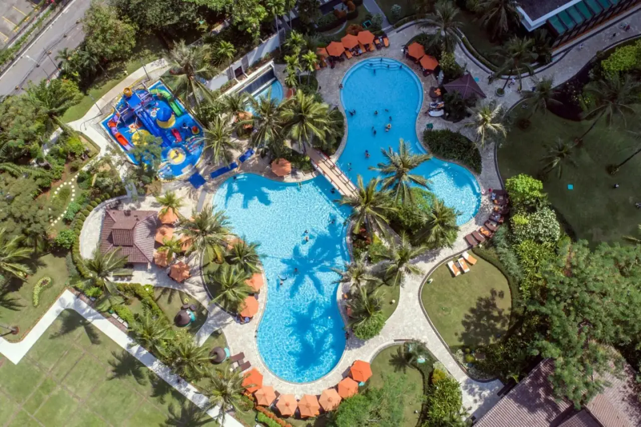 Vue aérienne des piscines au Shangri-La Jakarta