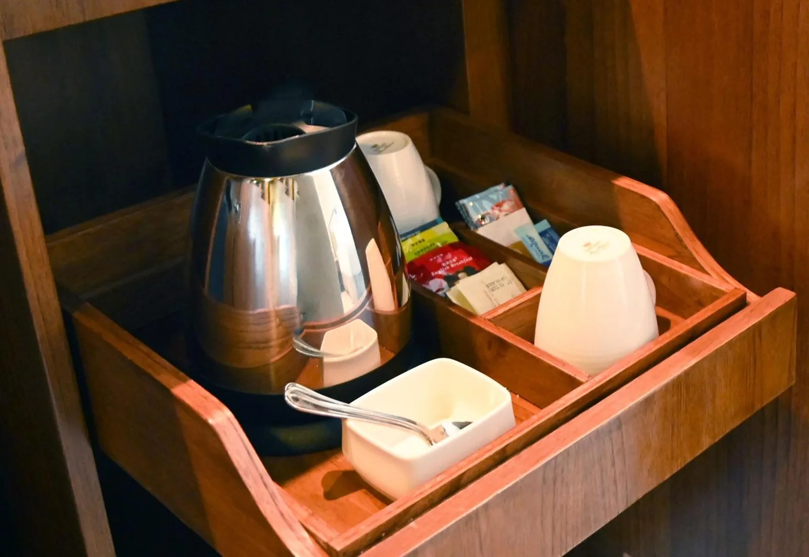 Station de café dans une chambre au Shangri-La Jakarta