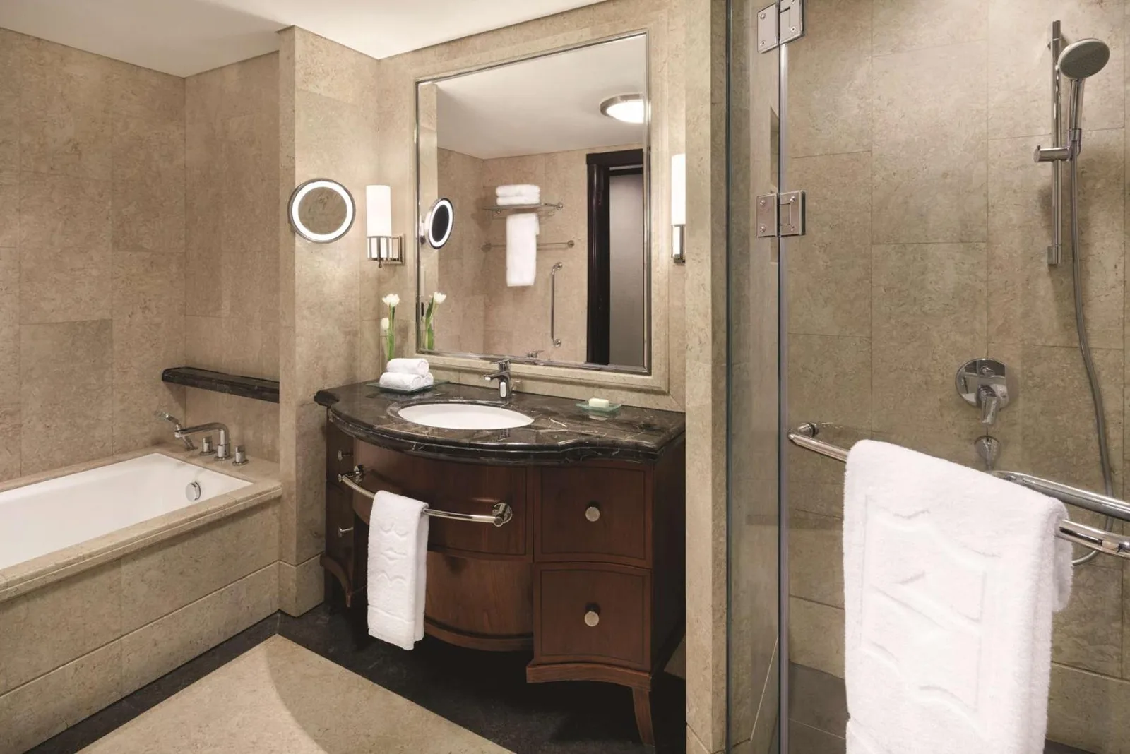 Salle de bain élégante au Shangri-La Jakarta