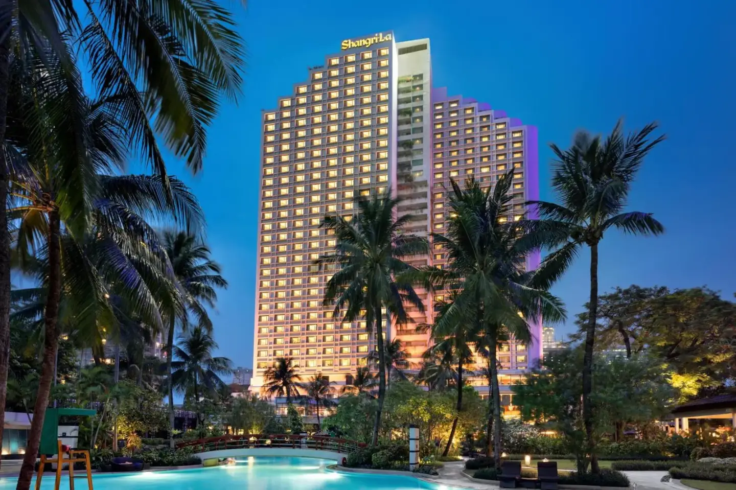 Vue nocturne du Shangri-La Jakarta