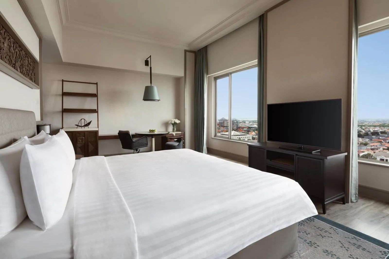 Gemütliche Zimmereinrichtung im Hotel Shangri-La Surabaya