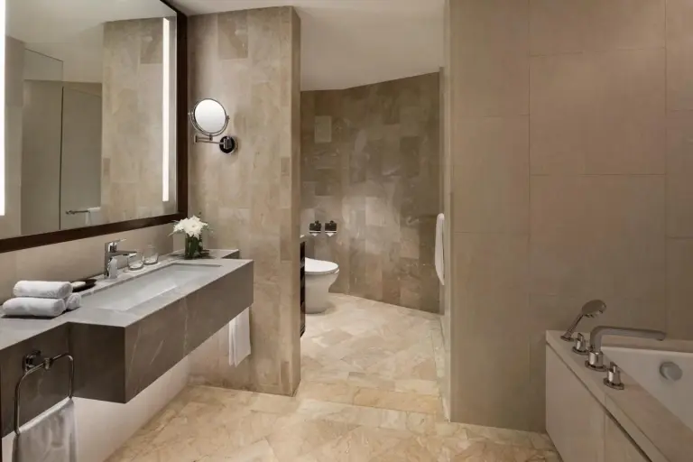 Geräumiges Badezimmer mit Badewanne im Hotel Shangri-La Surabaya