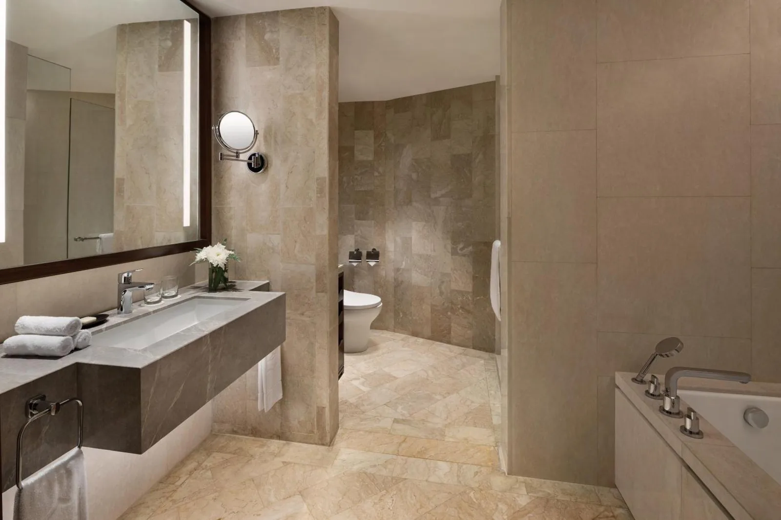 Geräumiges Badezimmer mit Badewanne im Hotel Shangri-La Surabaya