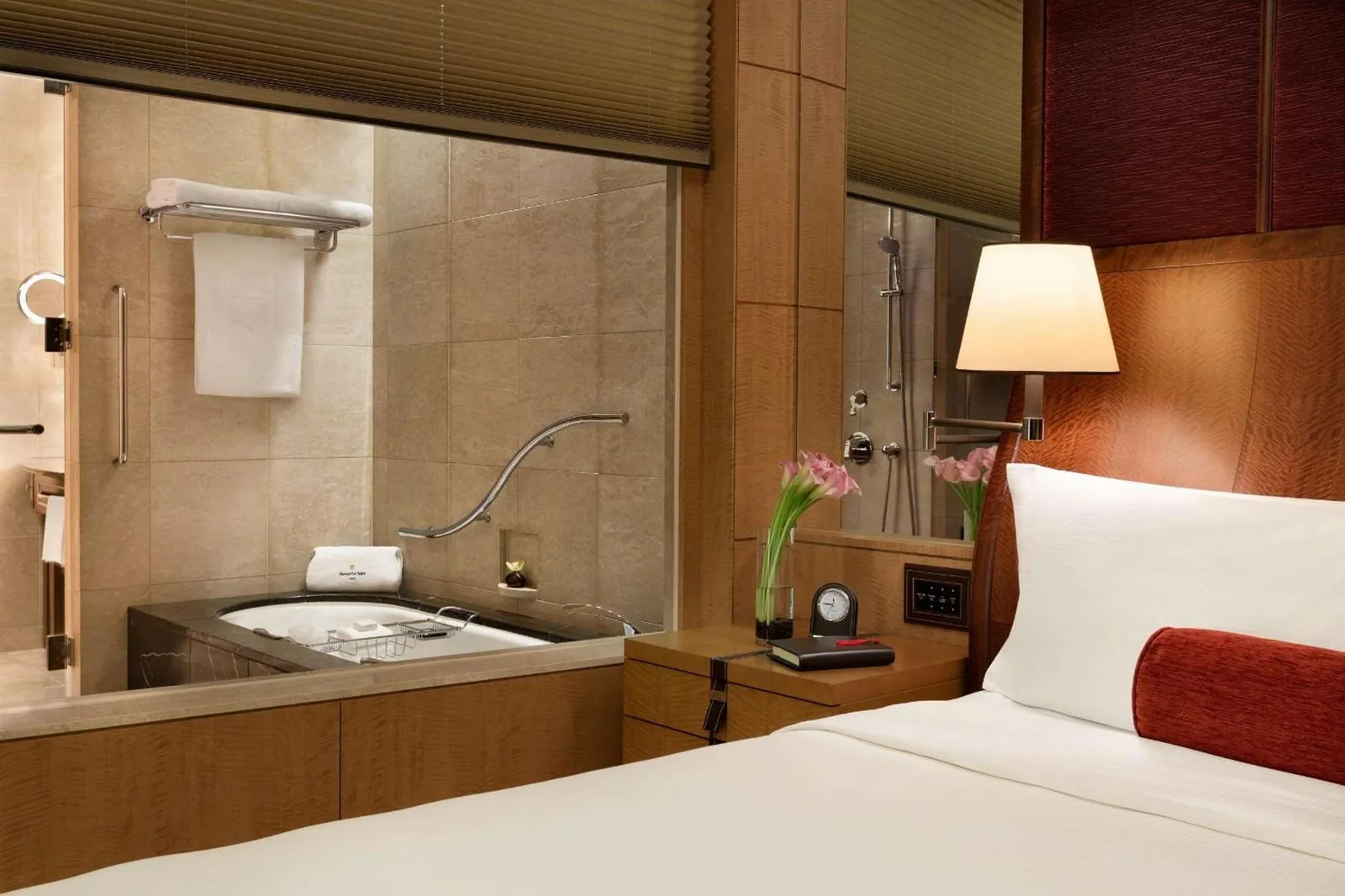 Shangri-La Tokyo Badezimmerblick vom Deluxe Zimmer