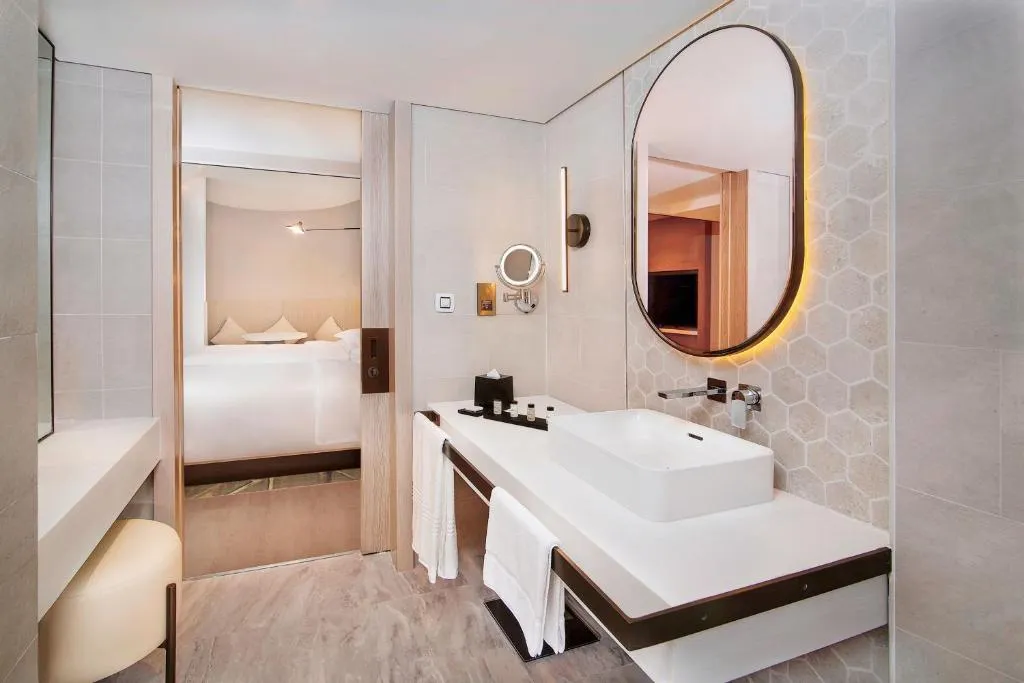 Baño con vista en el Sheraton Abu Dhabi Hotel & Resort