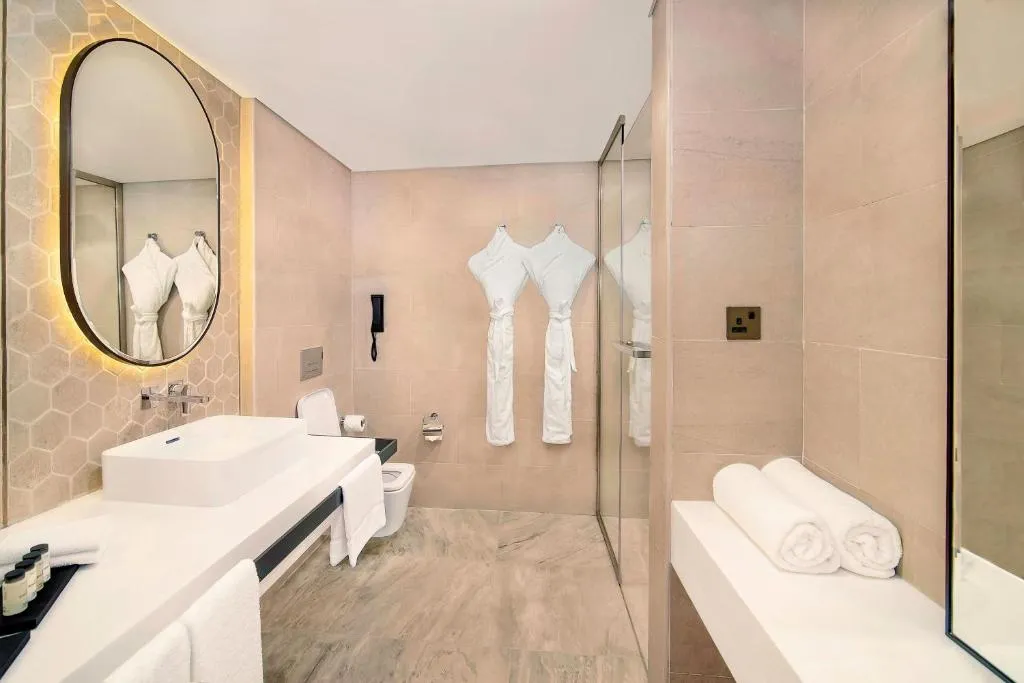 Baño en el Sheraton Abu Dhabi Hotel & Resort