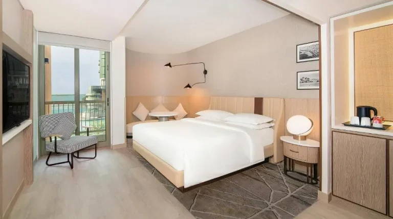 Habitación king con balcón en Sheraton Abu Dhabi Hotel & Resort