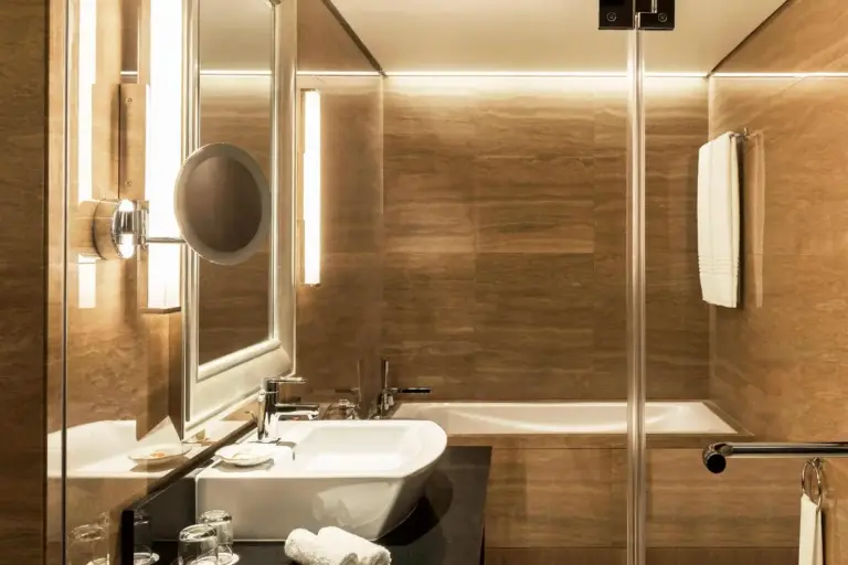 Sheraton Dubai Creek Hotel & Towers modern bathroom