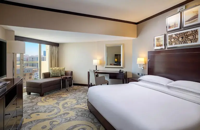 Sheraton Dubai Creek Hotel & Towers guest room interior
