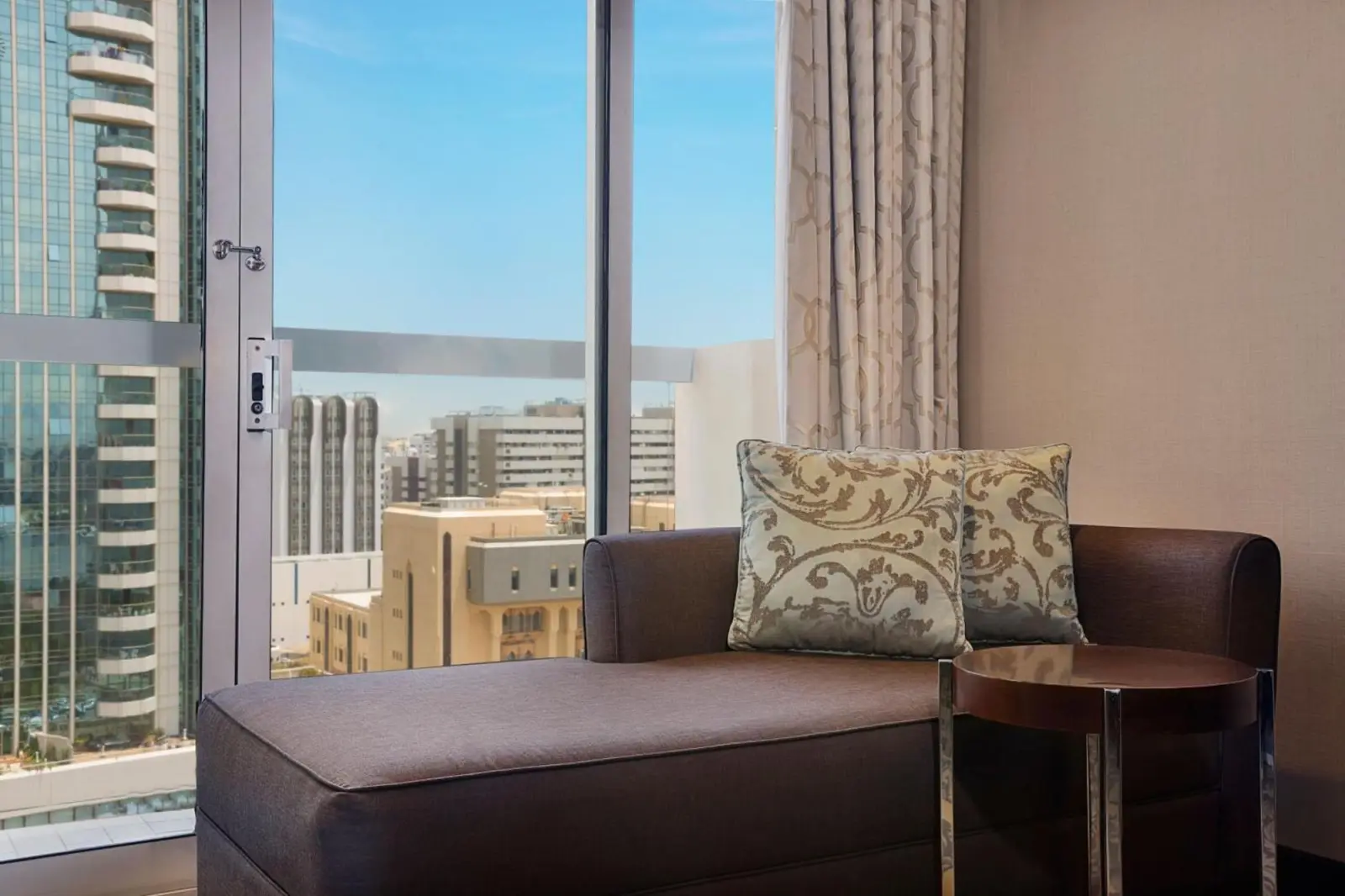 Sheraton Dubai Creek Hotel & Towers room seating area