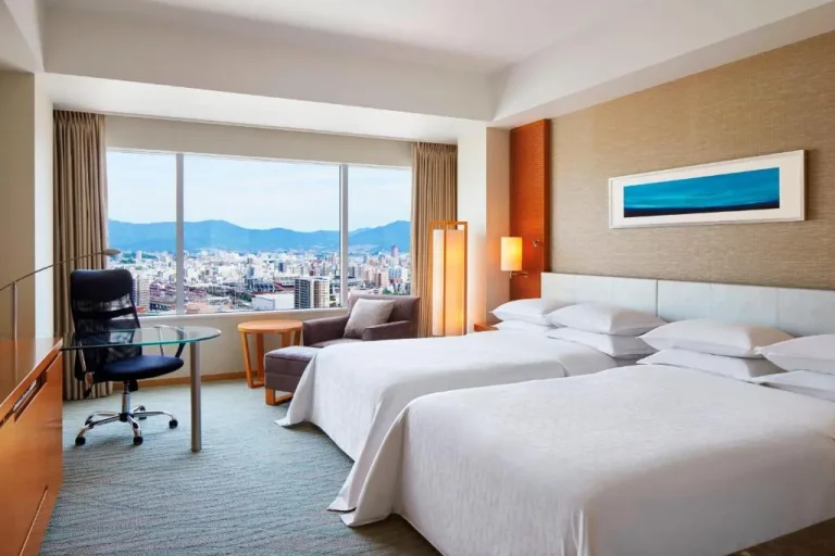Habitación de huéspedes con camas gemelas en el Sheraton Grand Hiroshima Hotel