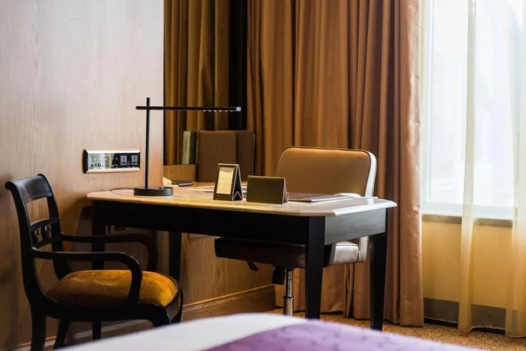 Área de escritorio en la habitación del Sheraton Grande Sukhumvit, a Luxury Collection Hotel, Bangkok