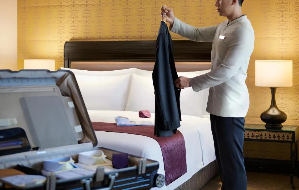 Sheraton Grande Sukhumvit, a Luxury Collection Hotel, Bangkok personal asistiendo al huésped
