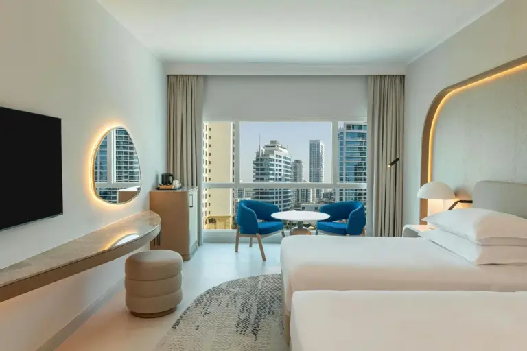 Habitación twin con vistas a la ciudad en Sheraton Jumeirah Beach Resort en Dubái