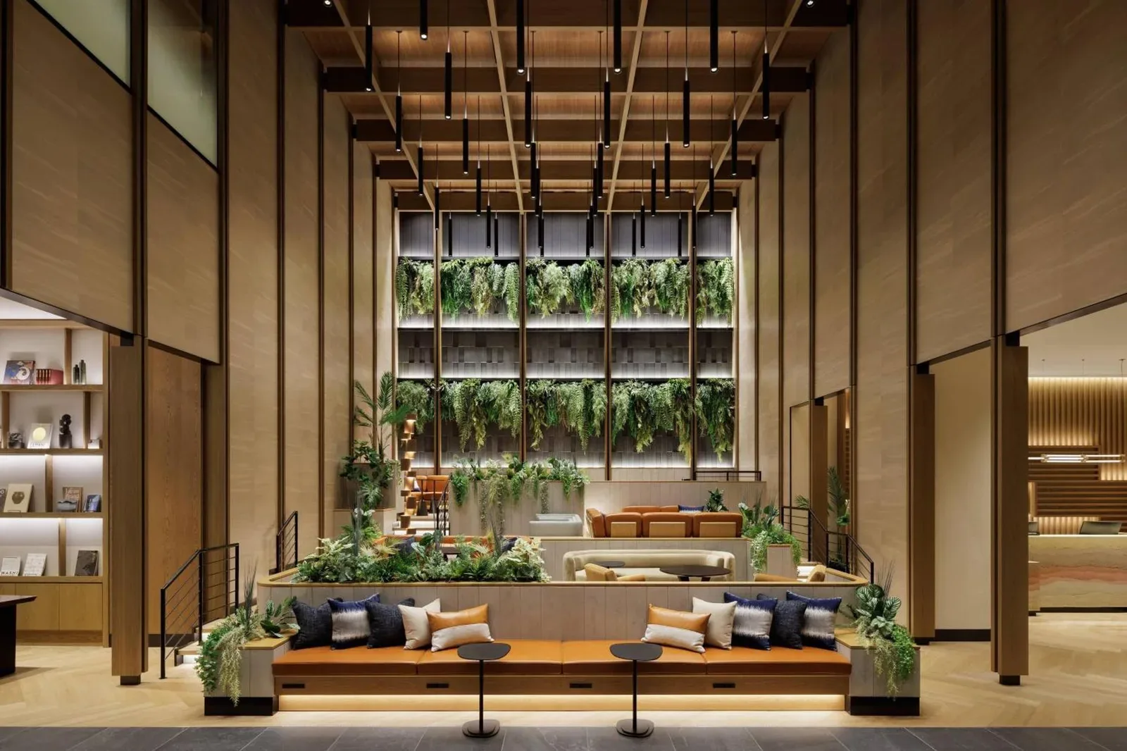 Vestíbulo del hotel Sheraton Kagoshima con plantas verdes