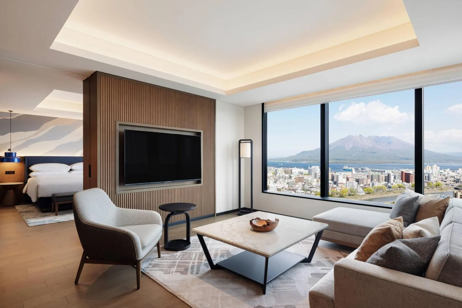 Zona de estar de una suite en Sheraton Kagoshima