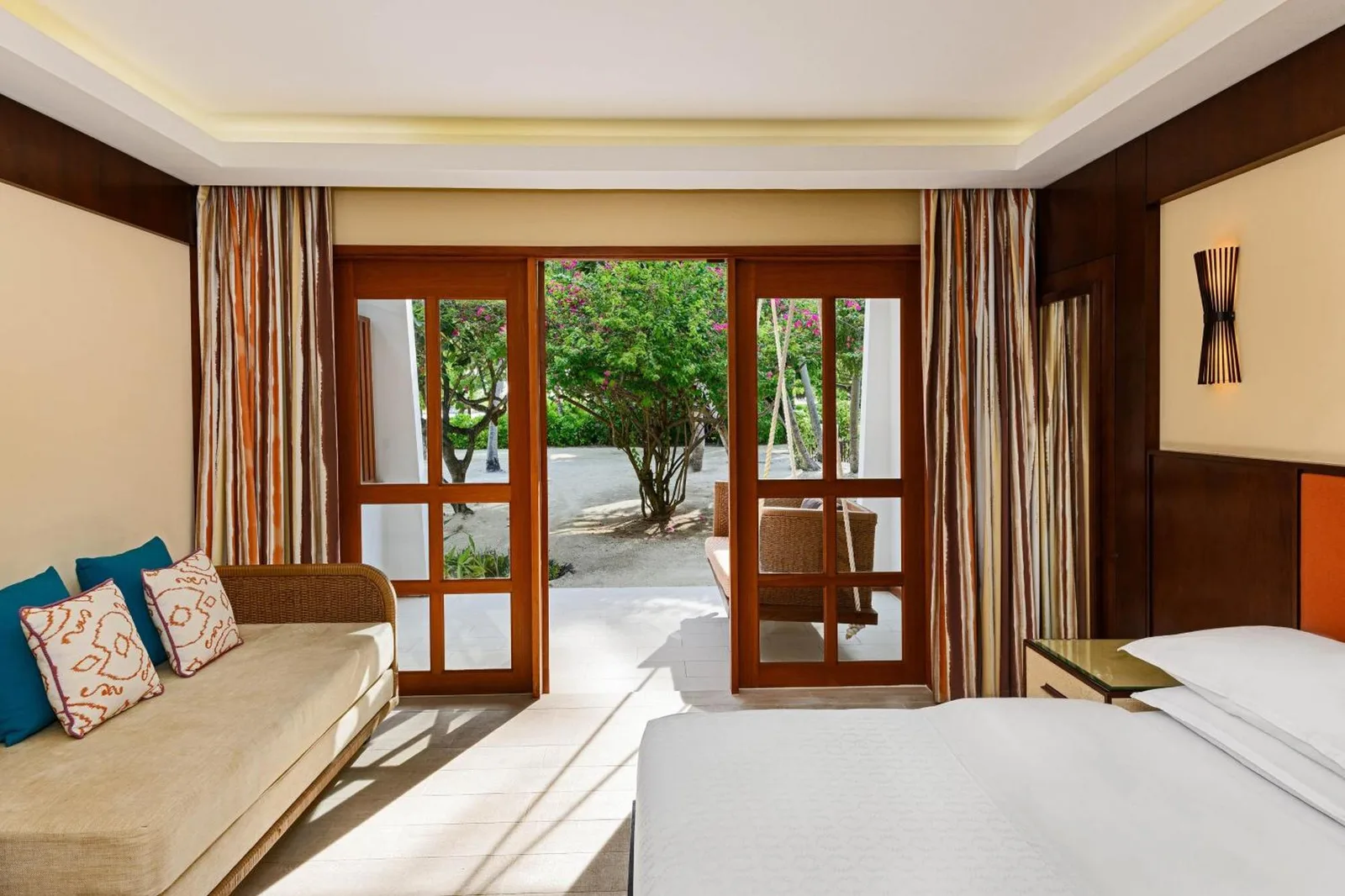 Intérieur d’une chambre avec vue sur le jardin au Sheraton Maldives Full Moon Resort & Spa