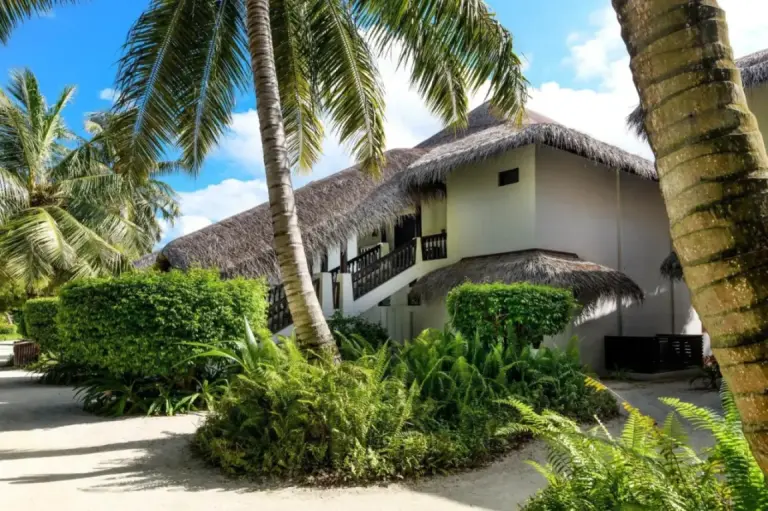 Environnement des villas au Sheraton Maldives Full Moon Resort & Spa