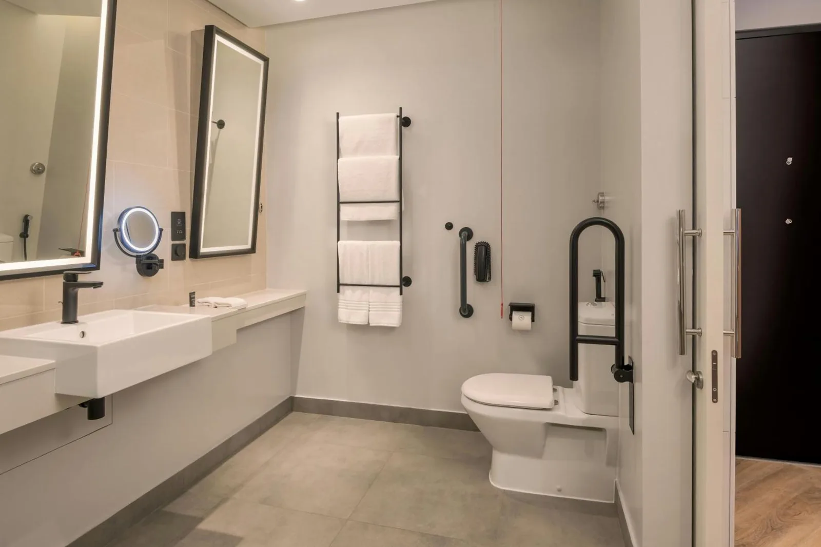 Badezimmer mit moderner Ausstattung im Sheraton Mall of the Emirates Hotel, Dubai