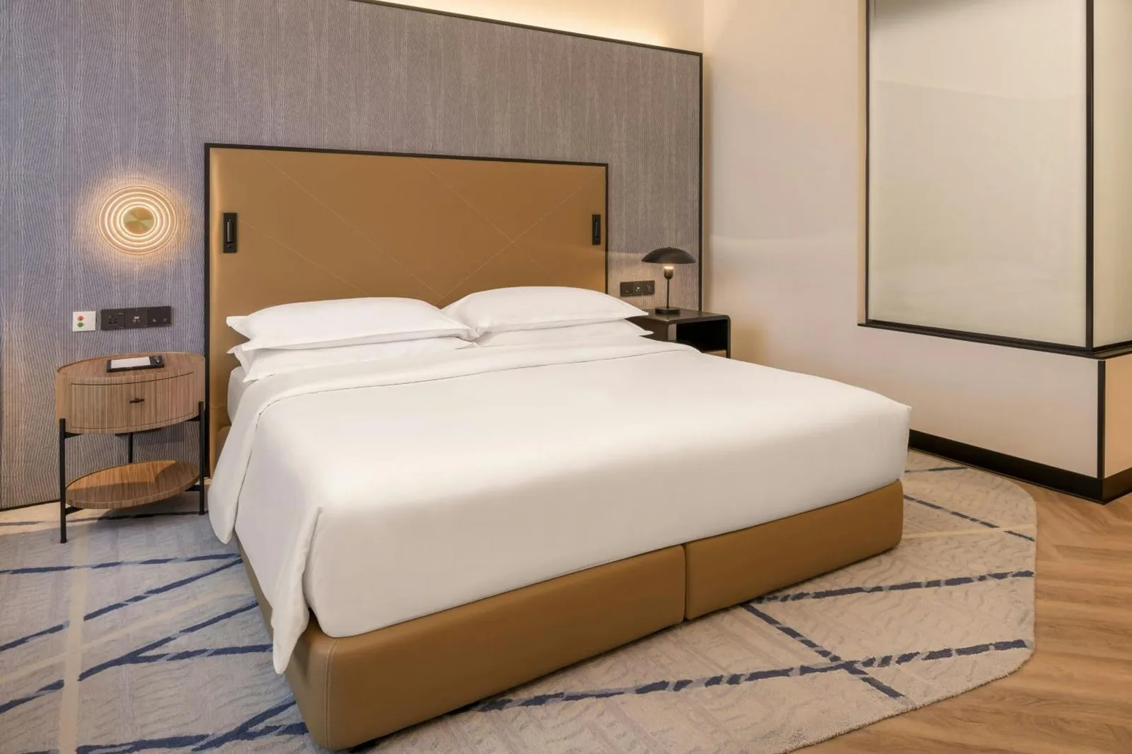 Kingsize-Bett im Gästezimmer des Sheraton Mall of the Emirates Hotel, Dubai