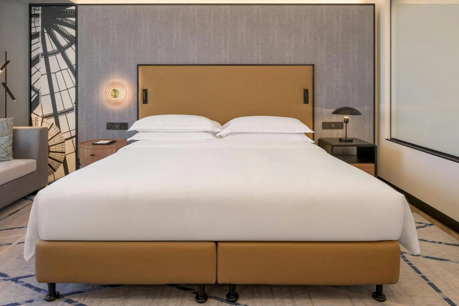 Blick auf das Bett im Gästezimmer des Sheraton Mall of the Emirates Hotel, Dubai