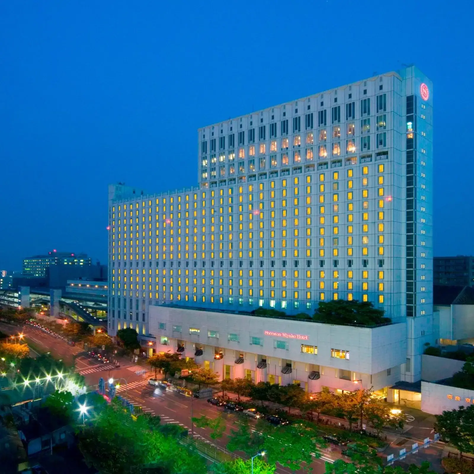 Vista exterior del Sheraton Miyako Hotel Osaka por la noche