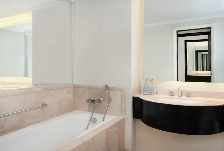Badewannendetail im Badezimmer des Sheraton Surabaya Hotel & Towers