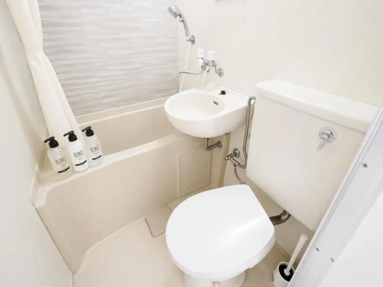 Kompaktes Badezimmer mit grundlegenden Annehmlichkeiten