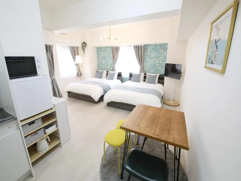 Geräumiges Zweibettzimmer mit Essbereich