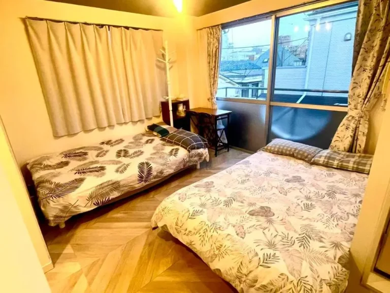 Vista de la habitación en Shinjuku Bee house con asientos junto a la ventana