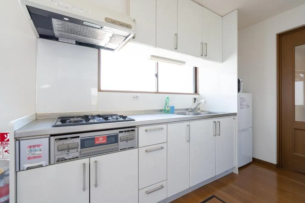Shirasuna Building Modern Kitchen with Appliances