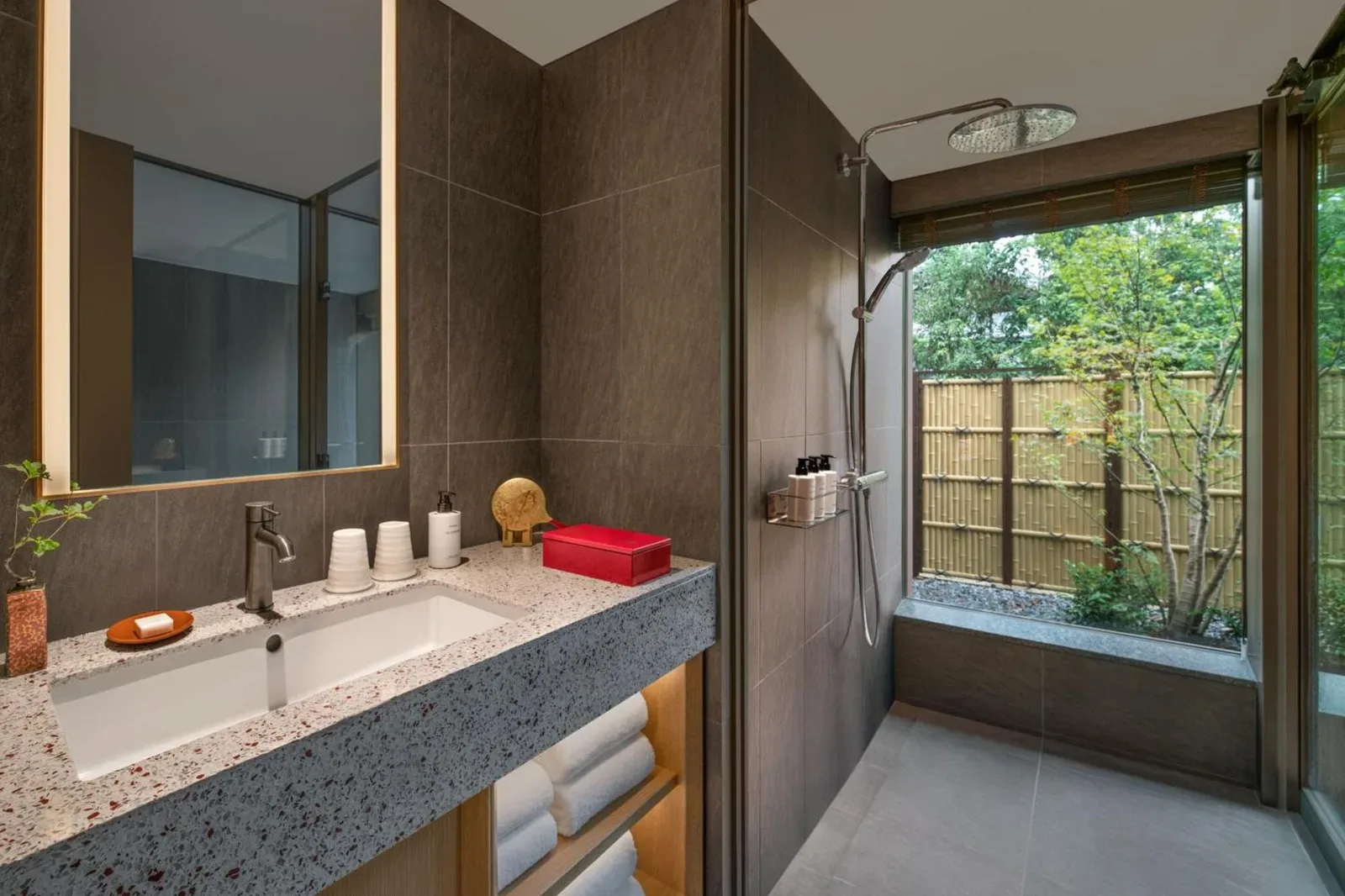 Salle de bain élégante au Shisui, a Luxury Collection Hotel, Nara