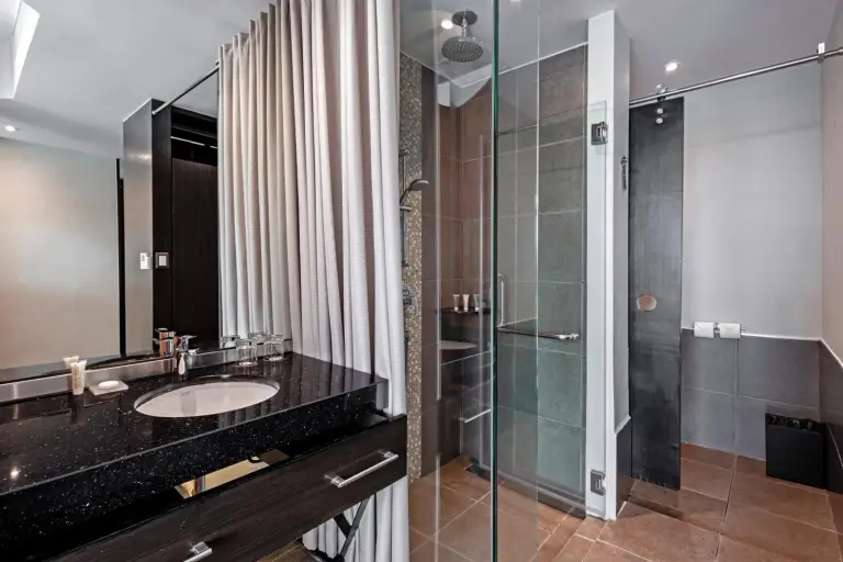 Équipements de salle de bains modernes au Siam At Siam Design Hotel Pattaya